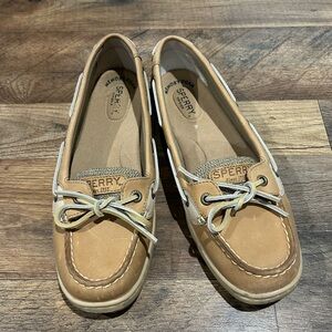 Women’s size 8 sperrys